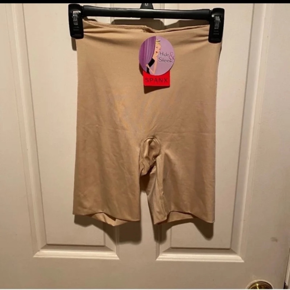 Spanx Hide and Sleek Shapewear Shorts Beige Medium NWT!